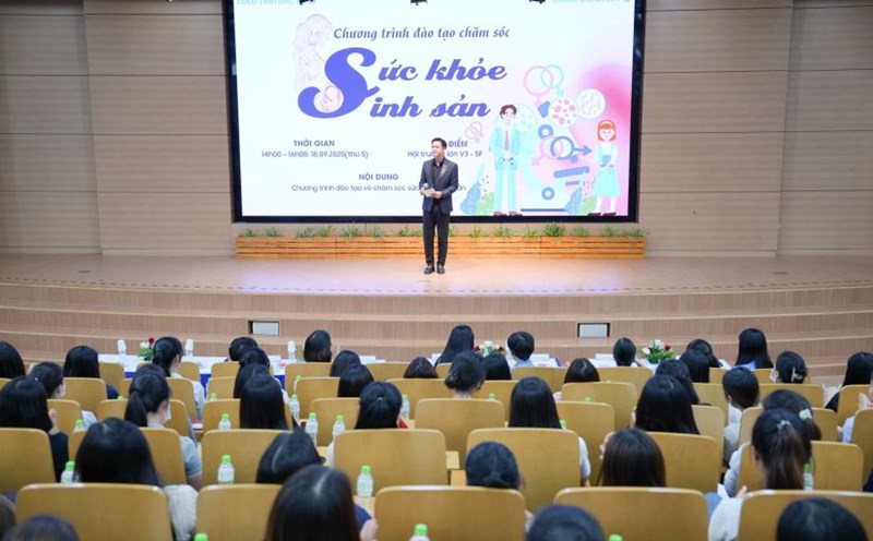 Reproductive health care training for 400 union members and employees of Samsung Display Vietnam Co., Ltd. Photo: Quyet Chien