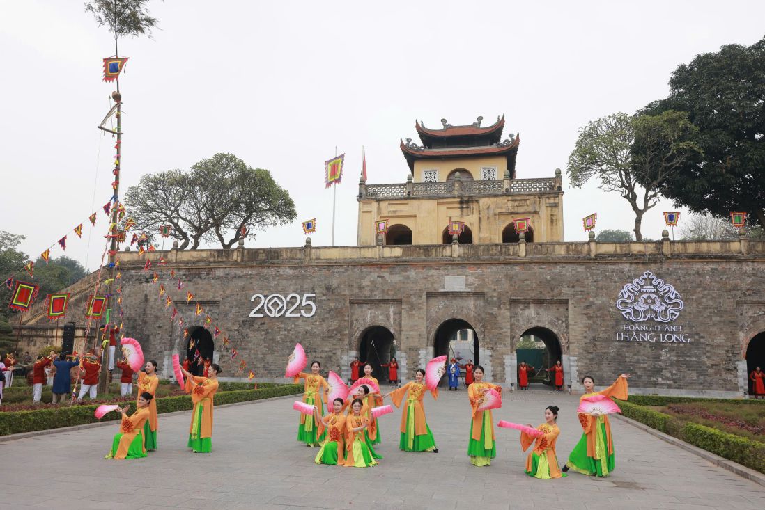 Hoat dong van hoa, nghe thuat tai Hoang Thanh Thang Long. Anh: Truong Van Vi. Do hoa: Duc Dung