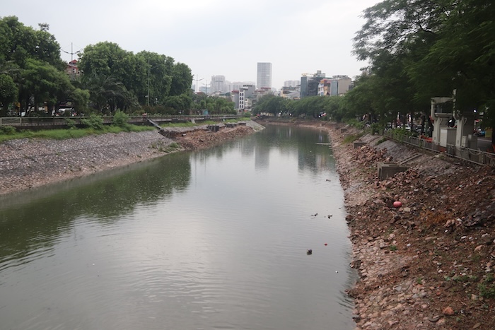 The people were delighted to see the fish swimming again on the To Lich River after many years. Photo: My Linh