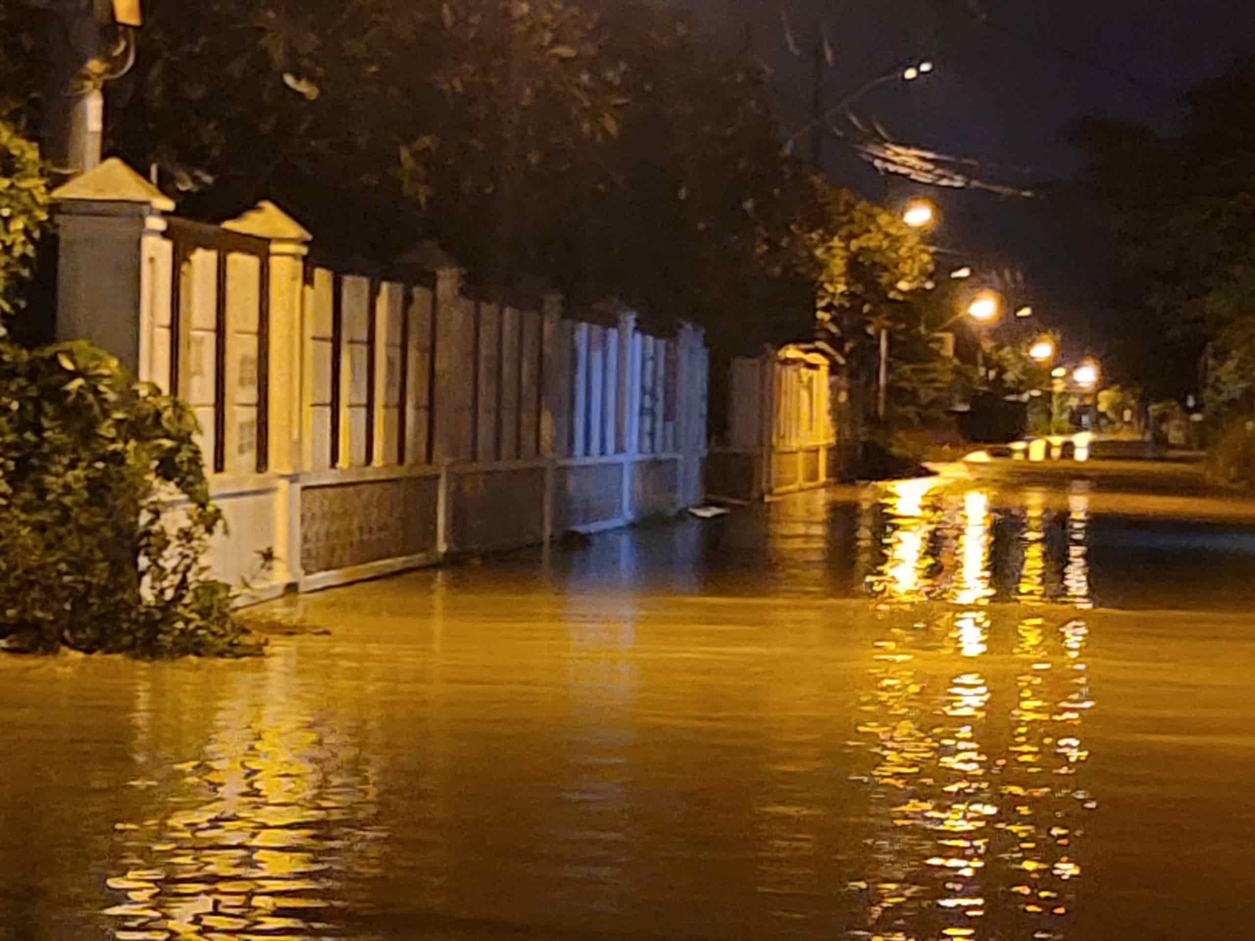 Authorities in Khanh Hoa province regulate water levels corresponding to flood warning levels on rivers. Photo: Huu Long