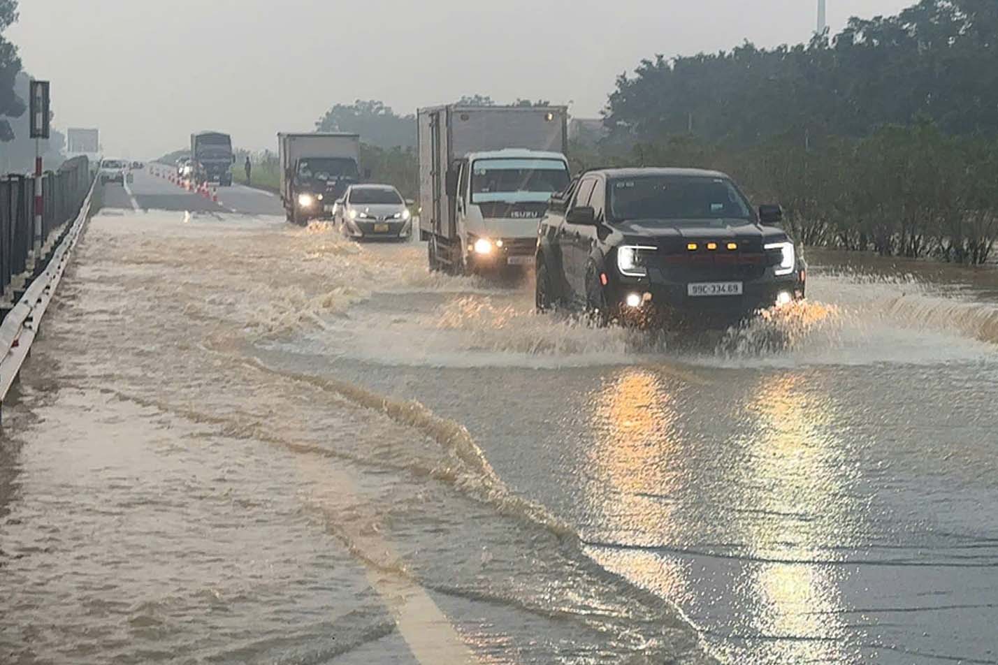 10月10日朝、ハノイ-タイグエン高速道路で浸水。写真:道路管理局I.3