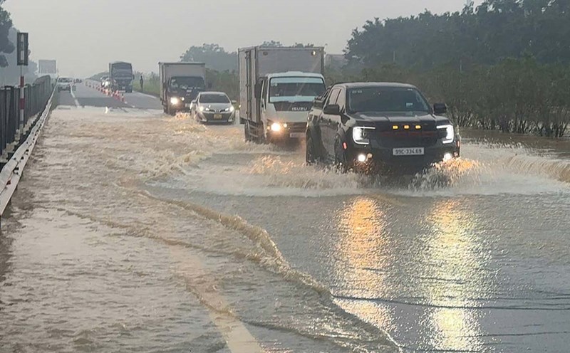 Flooding on the Hanoi - Thai Nguyen Expressway, morning of October 10. Photo: Road Management Office I.1