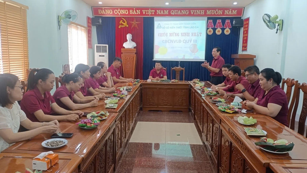 CDCS to chuc sinh nhat cho doan vien, nguoi lao dong. Anh: Kim Tuyen