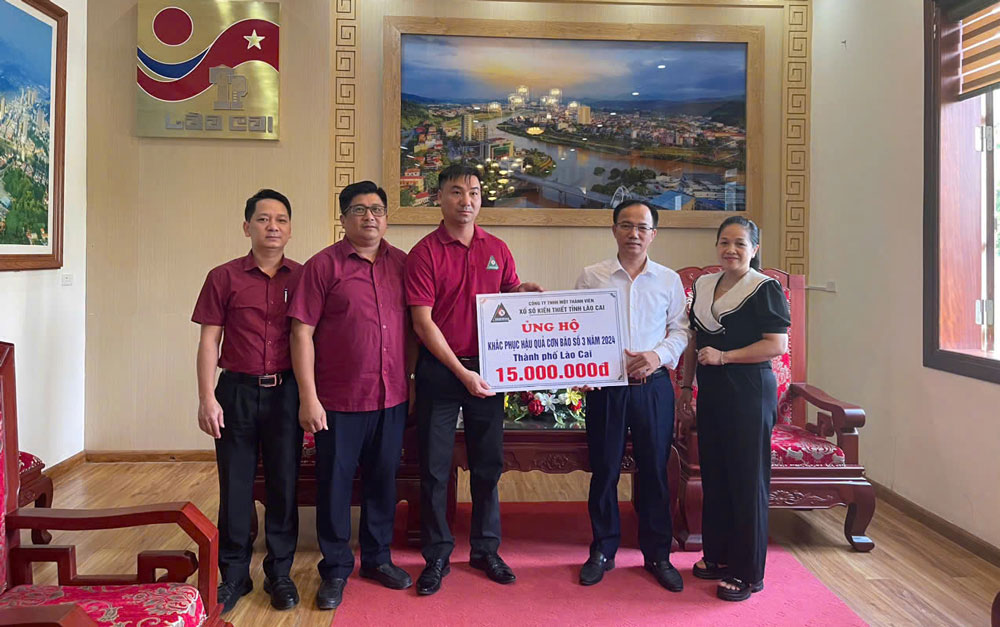 Ung ho khac phuc hau qua thien tai. Anh: Kim Tuyen