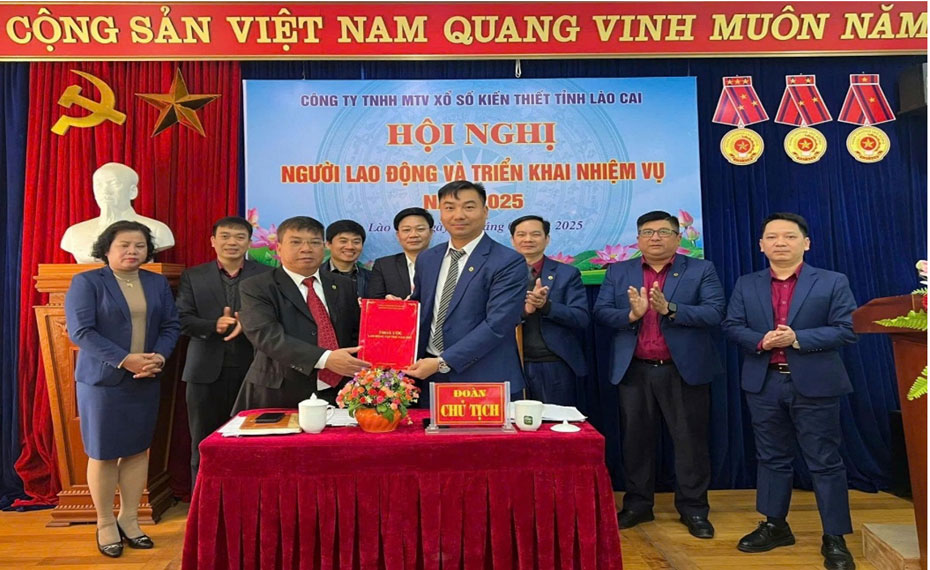 Ban Chap hanh CDCS Cong ty TNHH MTV Xo so kien thiet Lao Cai va dai dien nguoi lao dong tham gia ky ket thoa uoc lao dong nam 2025. Anh: Kim Tuyen
