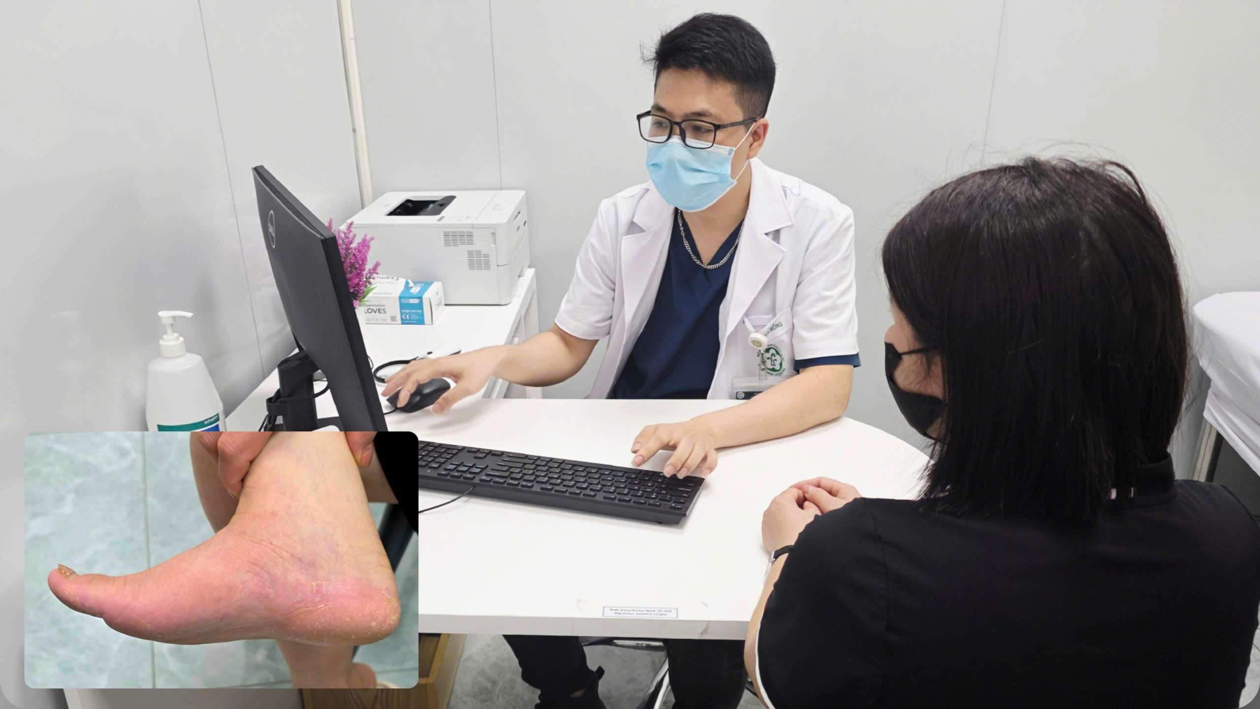 호앙 홍 만 석사 박사는 박마이 병원 피부과 및 화상과에서 폭풍우 속에서 물놀이로 인해 가렵고 쓰라린 H씨를 진찰하고 있습니다. 사진: 응우옌 하