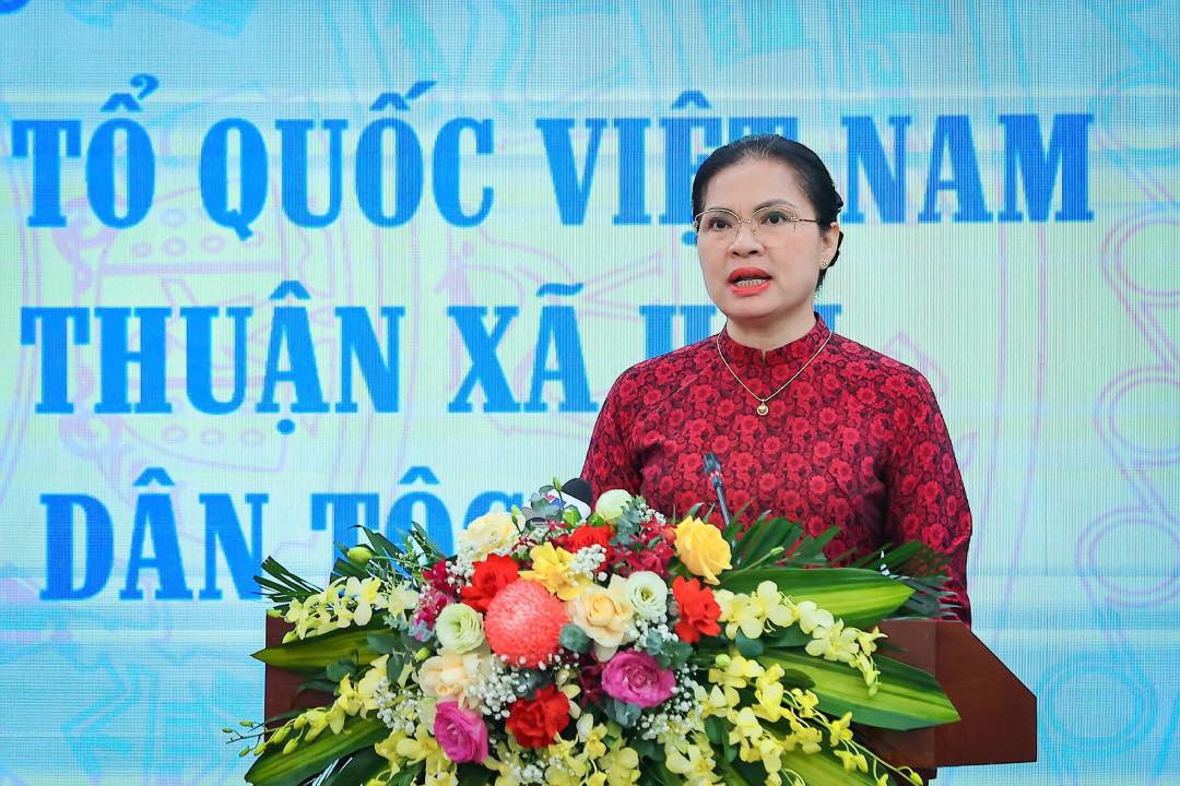 하티응아 베트남 조국전선 중앙위원회 부위원장이 워크숍에서 발언하고 있습니다. 사진: 바오한