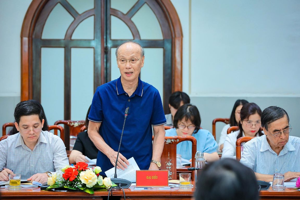 GS, TS Tran Ngoc Dưong - Uy viên Doan Chu tich, Chu nhiêm Hoi dong tu van Dân chu va Phap luât Ủy ban Trung ương Mat tran To quoc Viêt Nam trinh bay tham luan tai hoi thao. Anh: Bao Han