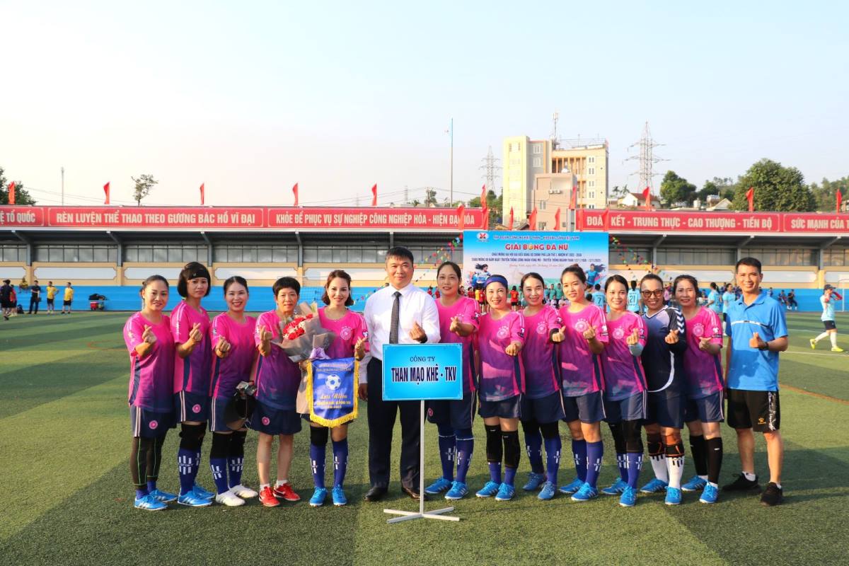 2025년 TKV 아마추어 축구 대회에 참가한 탄마오케 여자 축구팀. 사진: TKV 홍보