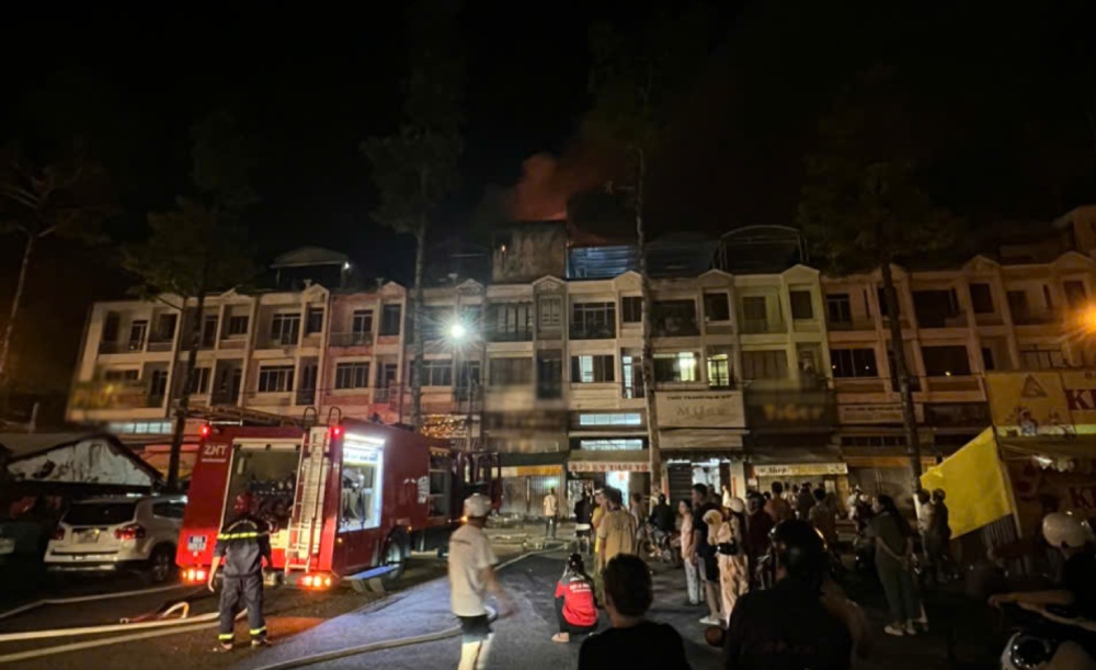 Fire scene at midnight in Rach Gia ward. Photo: Phuong Vu