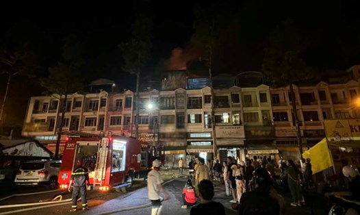 Hiện trường vụ cháy lúc nửa đêm ở phường Rạch Giá. Ảnh: Phương Vũ