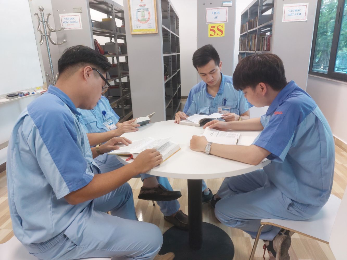 Diem sinh hoat van hoa cong nhan tai Cong ty TNHH Dien Stanley Viet Nam.  Anh: Kieu Vu
