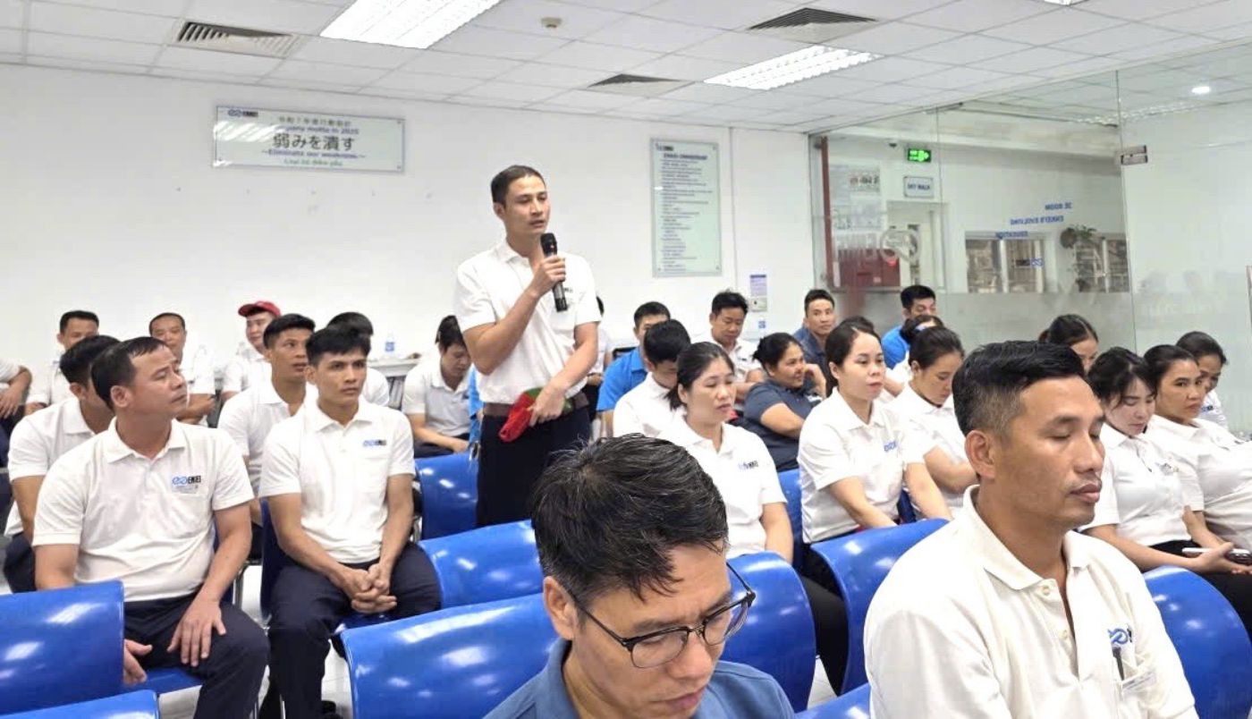 노동자들이 Enkei 베트남 유한회사 노동자 회의에서 경영진에게 제안 및 건의하고 있습니다. 사진: CDCT