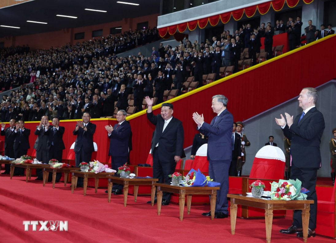 Tong Bi thu To Lam, Chu tich Trieu Tien Kim Jong Un va lanh dao cac nuoc tham du chuong trinh nghe thuat ky niem 80 nam ngay thanh lap Dang Lao dong Trieu Tien. Anh: TTXVN
