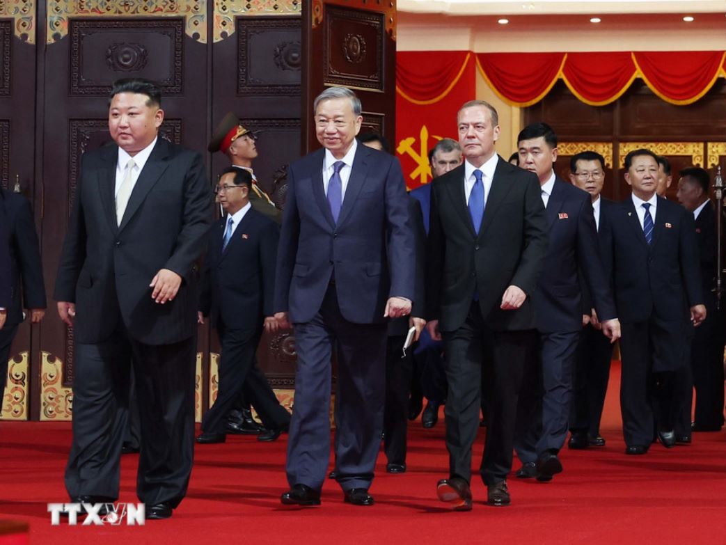 Chu tich Trieu Tien Kim Jong Un, Tong Bi thu To Lam, Chu tich Dang Nuoc Nga Thong nhat, Pho Chu tich Hoi dong An ninh Lien bang Nga Dmitry Medvedev tham du chuong trinh. Anh: TTXVN