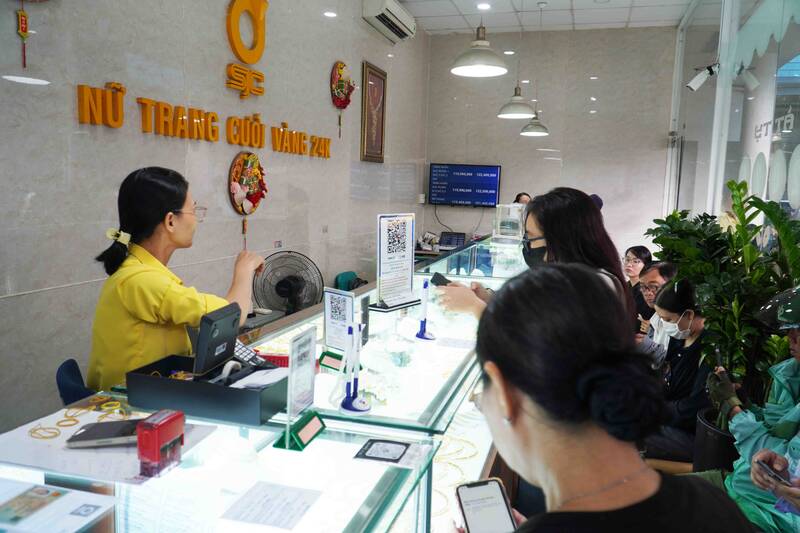 Nguoi dan khi mua vang co gia tri tu 20 trieu dong tro len phai thuc hien chuyen khoan. Anh: Ha May