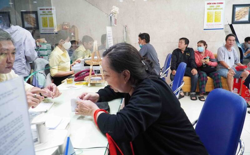 People transacting at SJC store. Photo: Ha May
