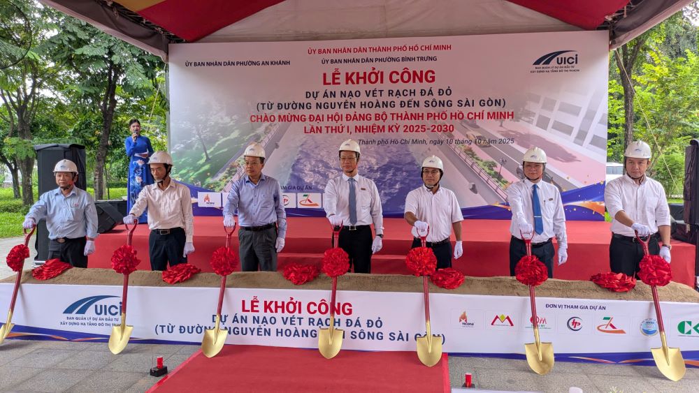 Cac dai bieu thuc hien nghi thuc khoi cong du an nao vet rach Da Do sang 10.10 tai phuong An Khanh, TP.HCM. Ảnh: Anh Tu