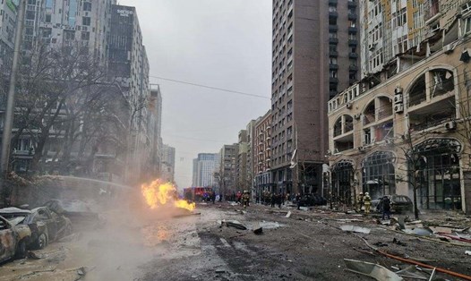 Lửa bùng lên sau cuộc tấn công bằng tên lửa và UAV của Nga ở Kiev, Ukraina, ngày 20.12.2024. Ảnh: Xinhua