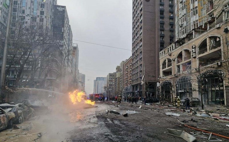 The fire broke out after a Russian missile and UAV attack in Kiev, Ukraine, on December 20, 2024. Photo: Xinhua