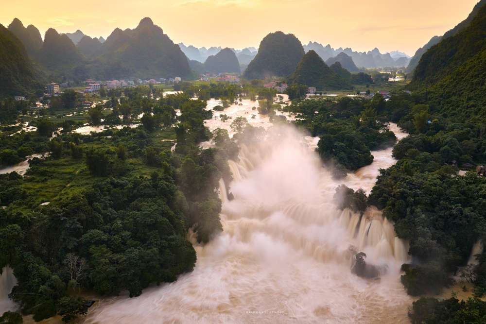 Dien mao khac la cua thac Ban Gioc dau thang 10. Anh: Thai Duong