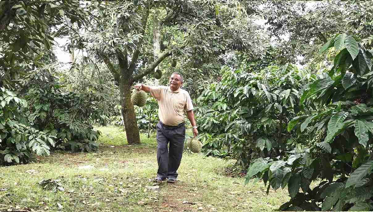 크롱낭 코뮌의 영향력 있는 사람들은 소수 민족이 경제를 발전시키고 대단결을 유지하는 데 핵심적인 역할을 하고 있습니다. 사진: 바오람