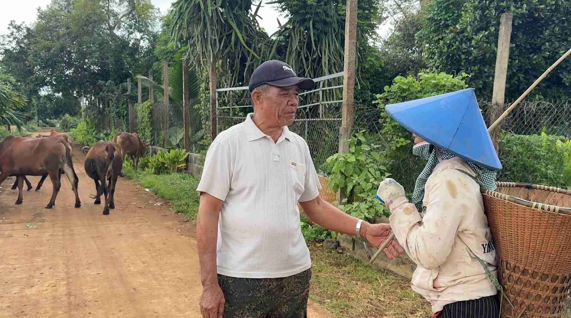 Nguoi uy tin o xa tuyen truyen, ho tro ba con moi noi, moi luc khi can. Anh: Bao Lam