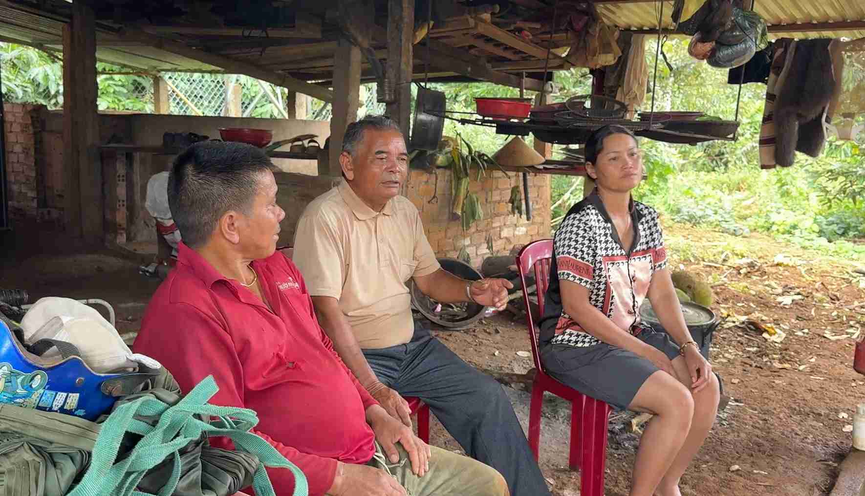 Prestigious people in Krong Nang commune (Dak Lak province) instruct people on how to make a living and grow high-value fruit trees. Photo: Bao Lam