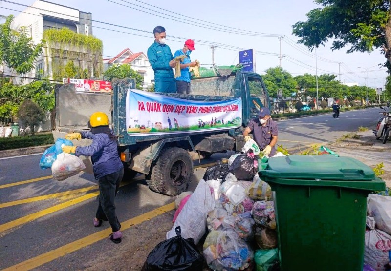 Da Nang kich hoat nhieu bai thu gom rac tam thoi, ung pho van nan rac thai, cho nha may thu gom, xu ly tro lai. Anh: Truong An