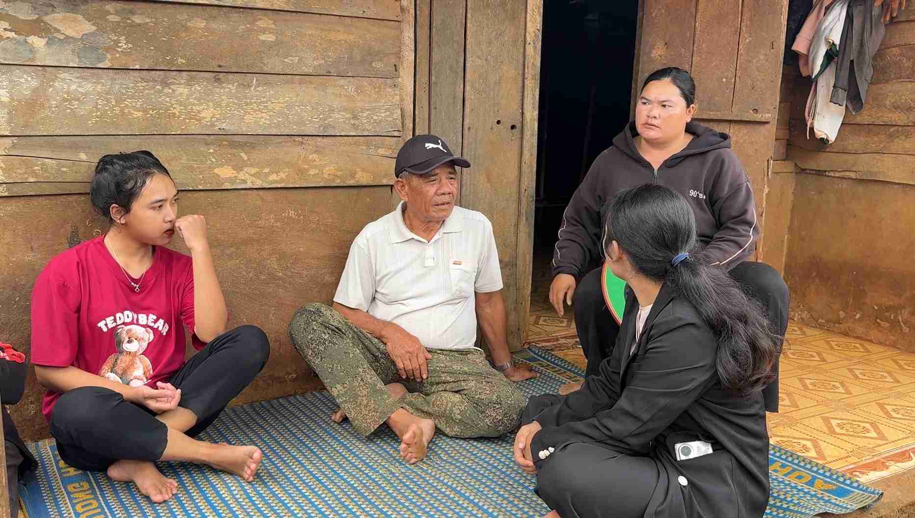 クロンナンコミューン (ダクラク省) の評判の高い人々が人々の家を訪れてキャンペーンを行い、法律を広めます。写真: バオ・ラム