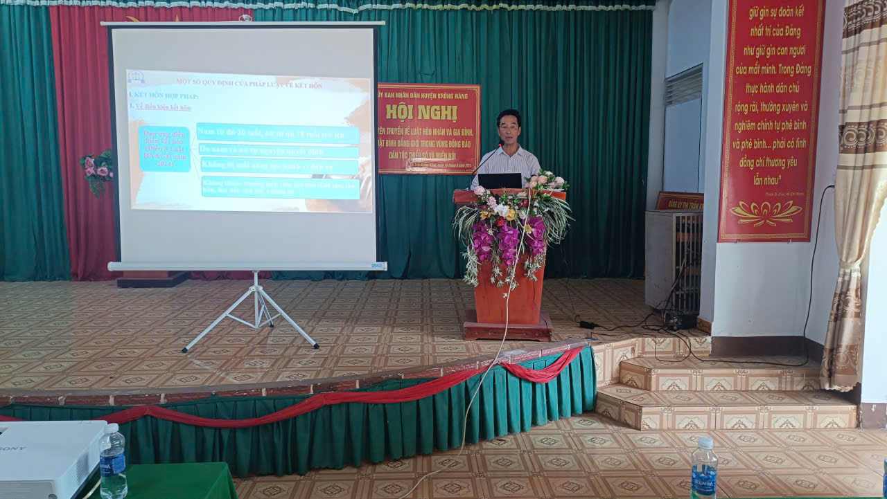 Chinh quyen xa Krong Nang tuyen truyen pho bien phap luat cho ba con trong vung. Anh: Bao Lam