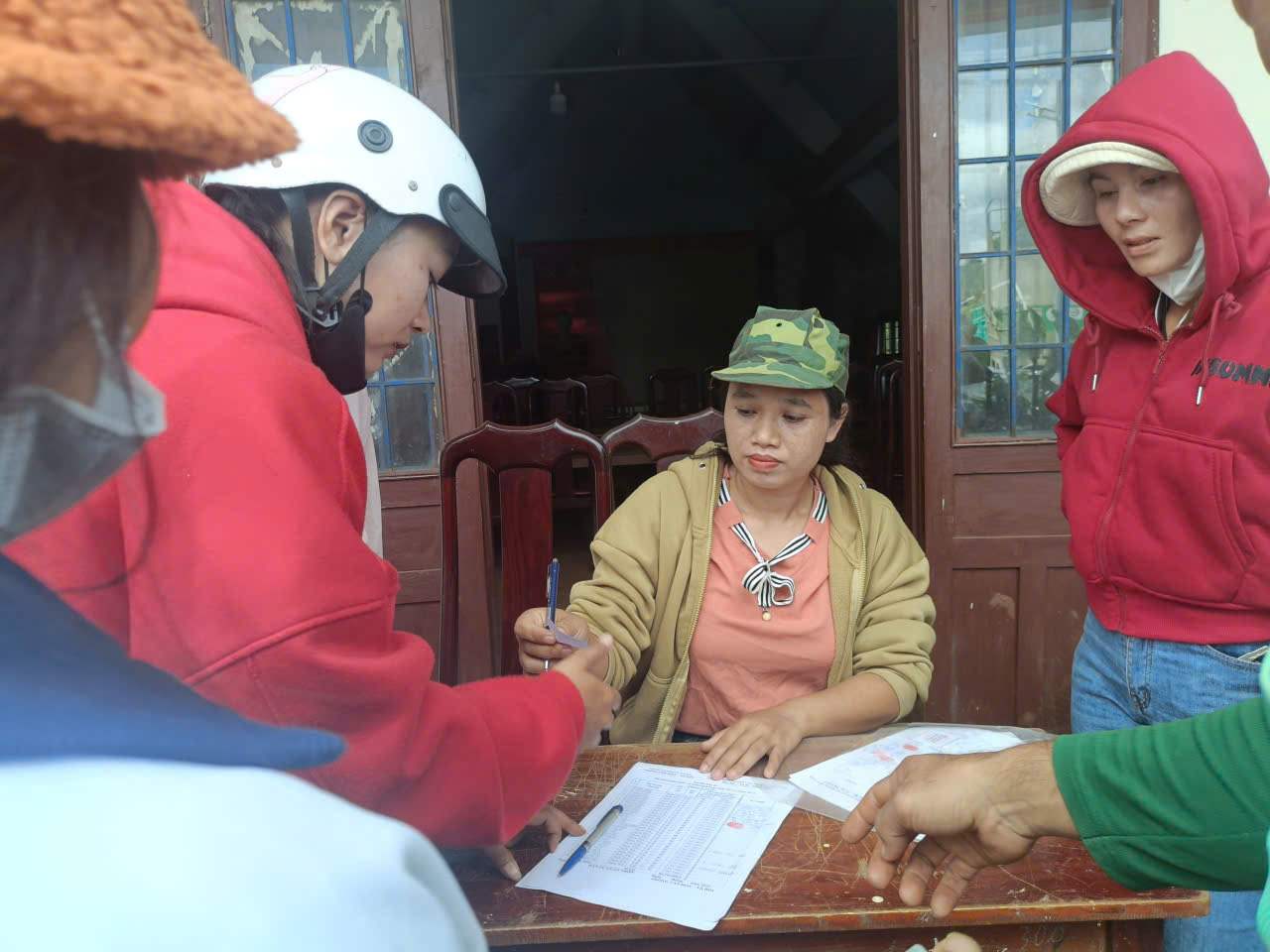 Chinh quyen xa Krong Nang ho tro nguoi dan vung dong bao dan toc thieu so thu huong cac nguon luc tu chuong trinh muc tieu quoc gia. Anh: Bao Lam