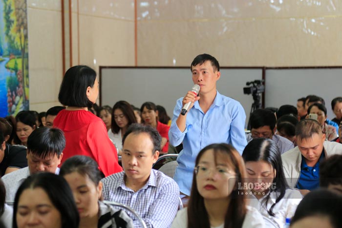 Expertos de la Asociacion de Proteccion de la Naturaleza y el Medio Ambiente de Vietnam (camiseta roja) intercambian los contenidos basicos de la Ley de Proteccion Ambiental con los trabajadores. Foto: Quang Dat