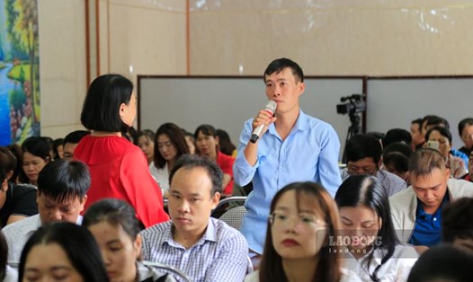 Chuyên gia Hội Bảo vệ thiên nhiên và môi trường Việt Nam (áo đỏ) trao đổi những nội dung cơ bản của Luật Bảo vệ môi trường với người lao động. Ảnh: Quang Đạt