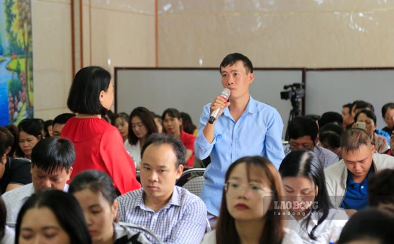 Experts from the Vietnam Association for Conservation of Nature and Environment (red shirt) discuss the basic contents of the Law on Environmental Protection with workers. Photo: Quang Dat