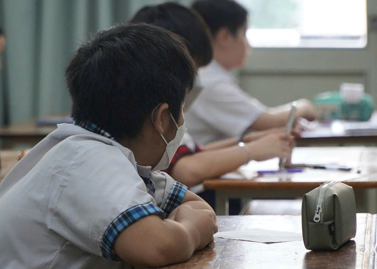 La proposition d'amende de 5 a 10 millions de VND pour les eleves ayant des actes portant atteinte a l'honneur et a la dignite des enseignants inquiete de nombreux parents et eleves. Photo : Chan Phuc