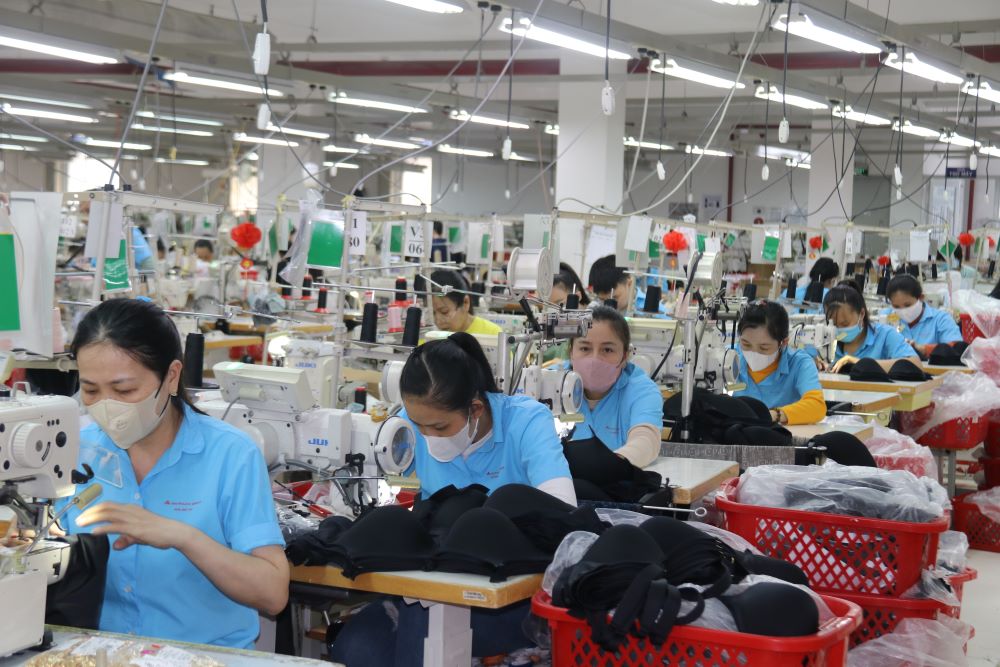 노동법 및 노동조합법 감시 활동은 칸호아성 노동총연맹에서 시행하고 있으며 이를 통해 조합원과 노동자의 삶을 더 잘 파악하고 있습니다. 사진: Phuong Linh