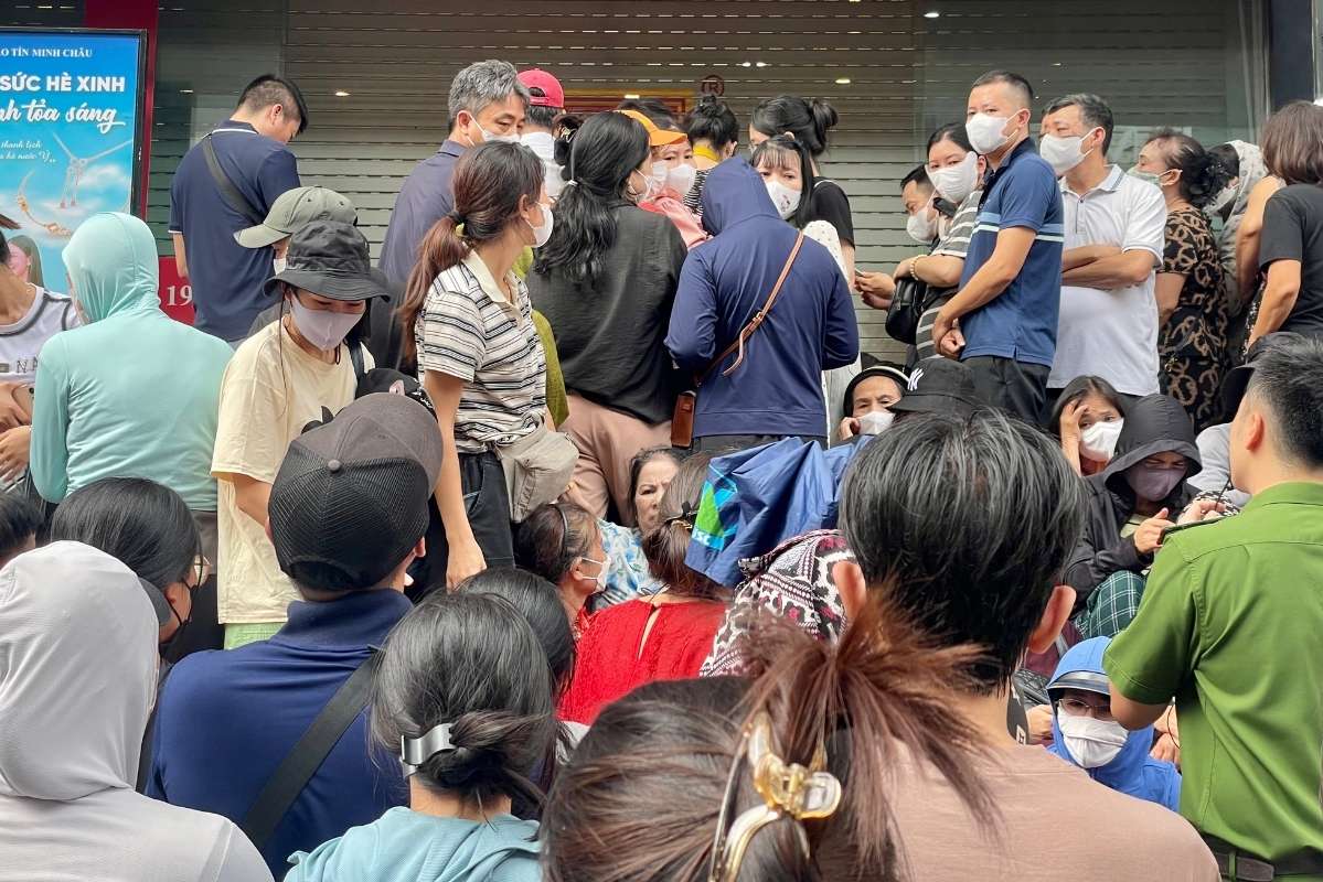 Le prix de l'or baisse les gens affluent pour acheter les magasins ferment et ne se negocient pas. Photo : Thanh Binh