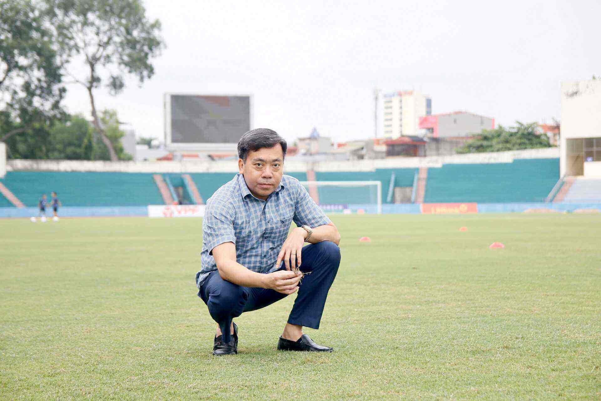 Ong Nguyen Van Ha - Giam doc Trung tam Quan ly, Khai thac cac Thiet che The thao tinh Phu Tho kiem tra mat co San van dong Viet Tri. Anh: Quoc Dai