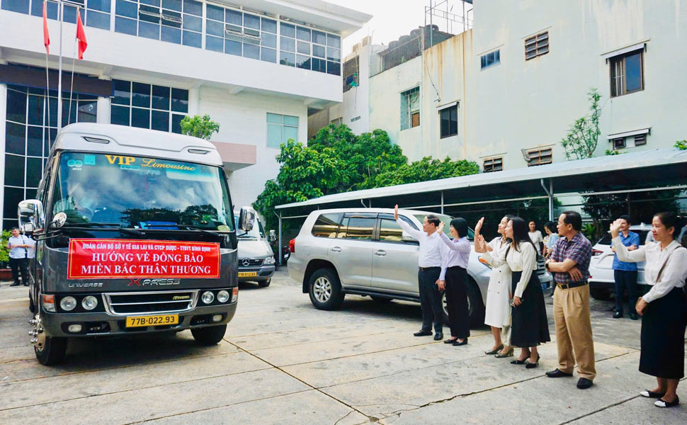 Medical teams set out to support people in the northern provinces affected by natural disasters. Photo: Thao Khuy