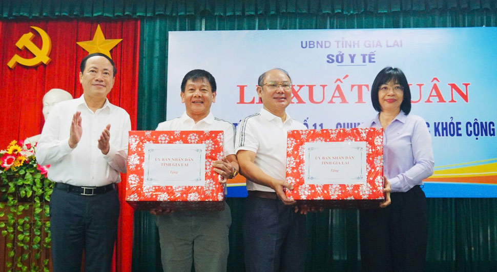 Lanh dao tinh Gia Lai tang qua dong vien Doan y te. Anh: Thao Khuy