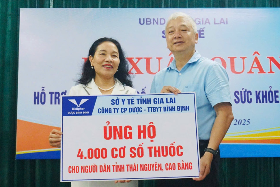 Cong ty Co phan Duoc - Trang thiet bi y te Binh Dinh ung ho co so thuoc cho doan. Anh: Thao Khuy