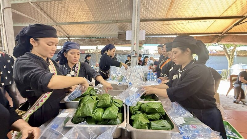 Thai Hai villagers prepare sticky rice and cook to support people in flooded areas in Thai Nguyen. Photo: Thai Hai Village