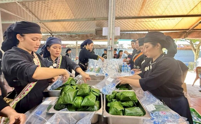 Thai Hai villagers prepare sticky rice and cook to support people in flooded areas in Thai Nguyen. Photo: Thai Hai Village