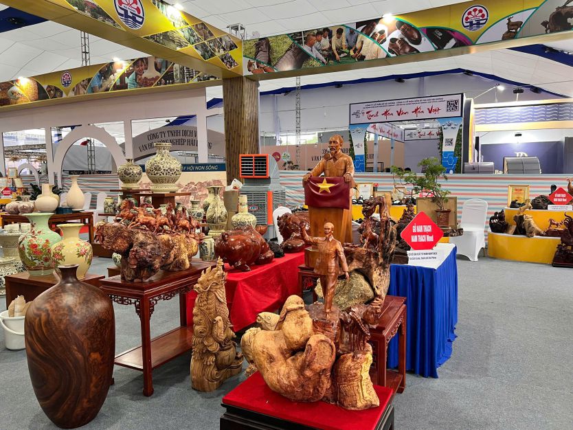 Des sculptures en bois exposees a l'exposition 'Thanh tuu Dat nuoc'. Photo : Fournie par le personnage