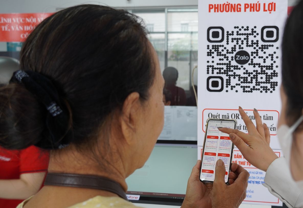 Nguoi dan quet ma QR lay so thu tu qua Zalo OA cua UBND phuong Phu Loi. Anh: Phuong Anh