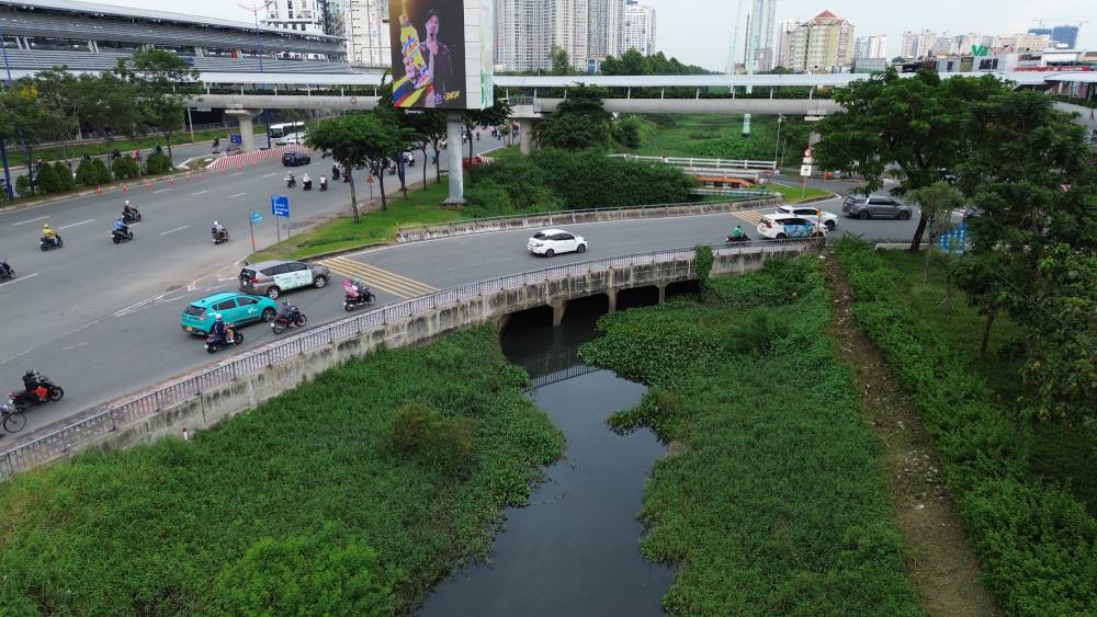 People are happy when the Red Stone canal dredging project in the East of Ho Chi Minh City is started. Photo: Anh Tu.