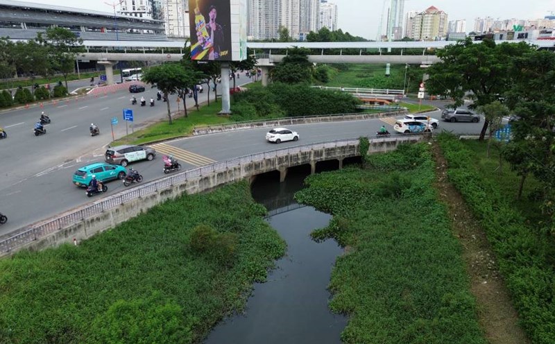 People are happy when the Red Stone canal dredging project in the East of Ho Chi Minh City is started. Photo: Anh Tu.
