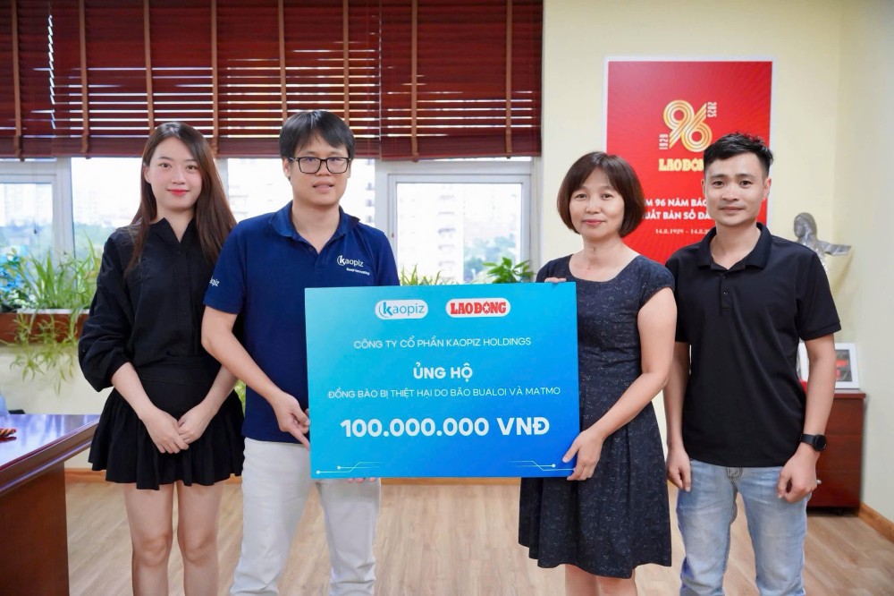 Ms. Phan Thu Thuy - Deputy Editor-in-Chief of Lao Dong Newspaper, Permanent Deputy Director of the Golden Heart Social Charity Fund - received a symbolic amount of VND 100,000,000 from Kaopiz Holdings Joint Stock Company to support people affected by storms and floods. Photo: Vu Linh