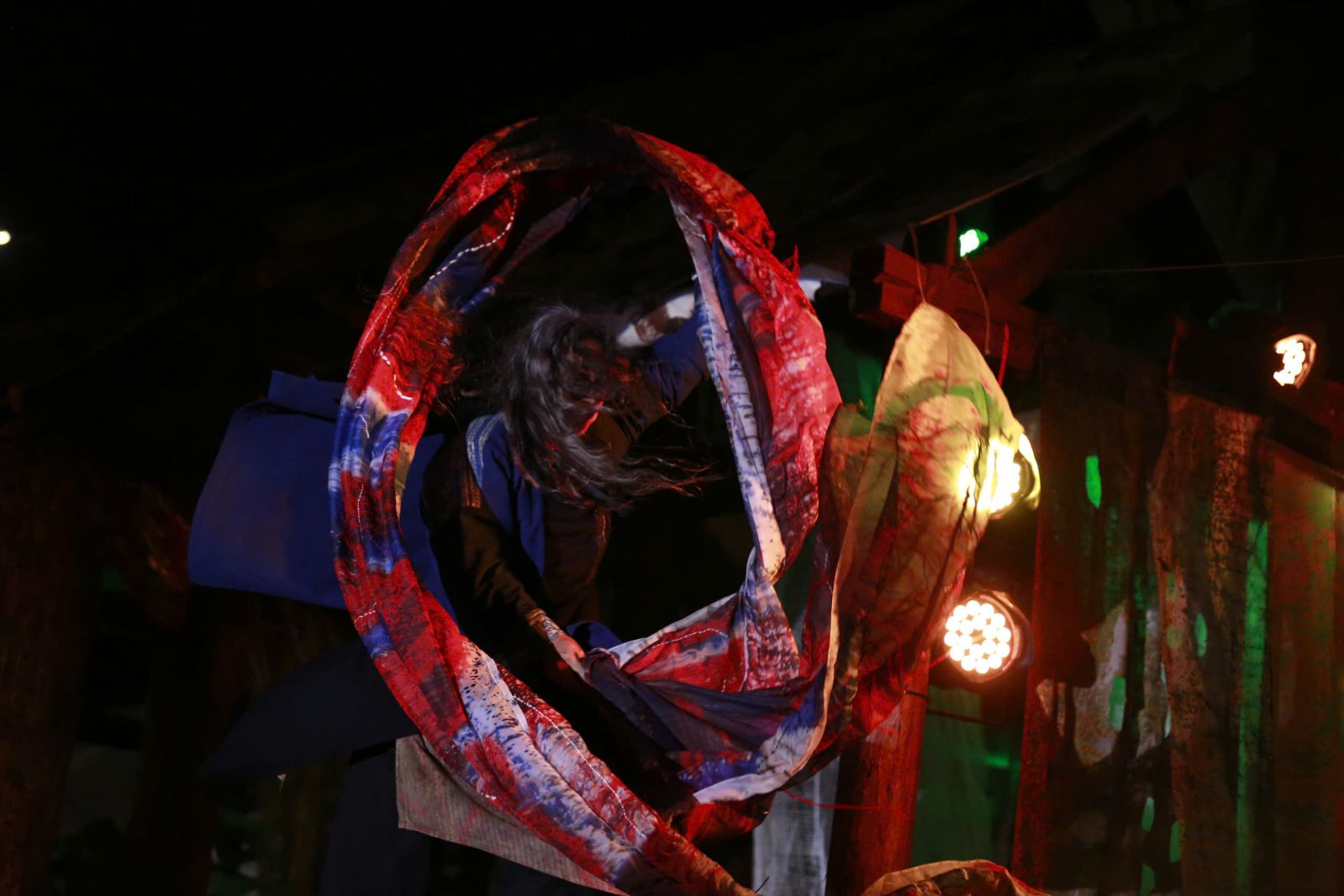 Tay Phong artist in the performance of "Xong Chu Xon Xao" at the rehearsal of the 130th Anniversary of the Founding of Son La province. Photo: Thi Hen